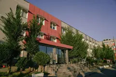 Hyrja e njërës nga godinat e Spitalit Rajonal Elbasan