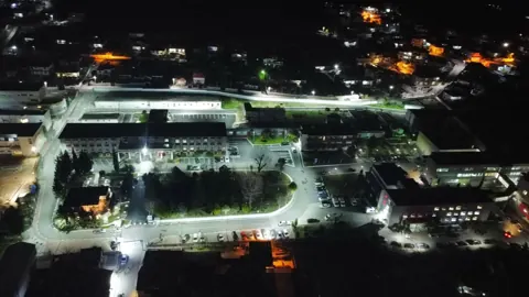 Pamje ajrore e kompleksit të Spitalit Rajonal Elbasan gjatë natës