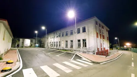 Godina dhe hapësirat e parkimit të Spitalit Rajonal Elbasan