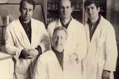 Tre mjekë me përparëse të bardha, fotografi arkivi
