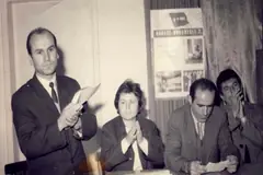 Mjekë gjatë një mbledhjeje, fotografi arkivi