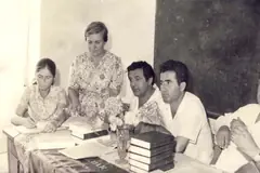 Mjekë dhe infermiere në një dhomë pune, fotografi arkivi
