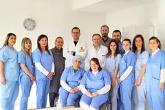Ekip mjekësh dhe infermierësh në një ambient pune të spitalit