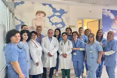 Stafi i Neonatologjisë përpara murales së dhomës së neonatëve